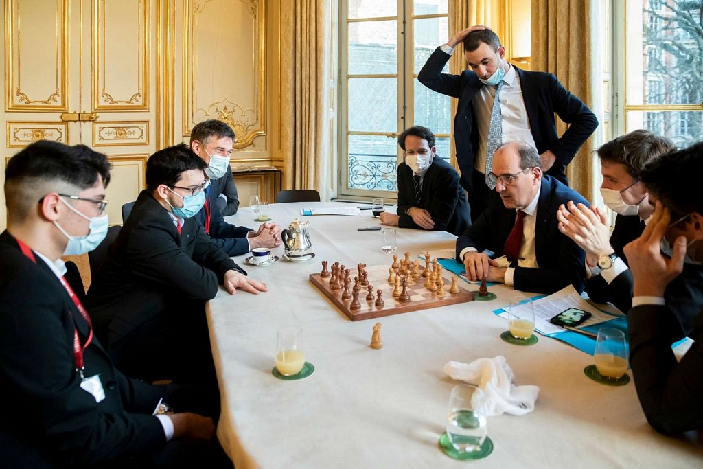 Entretien du Premier ministre, Jean Castex, avec M. Maxime VACHIER-LAGRAVE, champion du monde de blitz et M. Alireza FIROUZJA, champion d’Europe d’échecs des Nations le vendredi 18 février 2022 à l'Hôtel de Matignon.